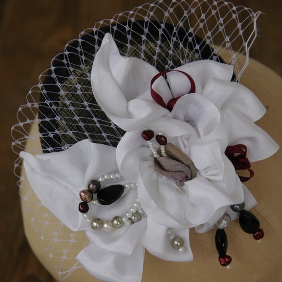 Vintage inspired fascinator with handmade flowers - Picture 7 of 8